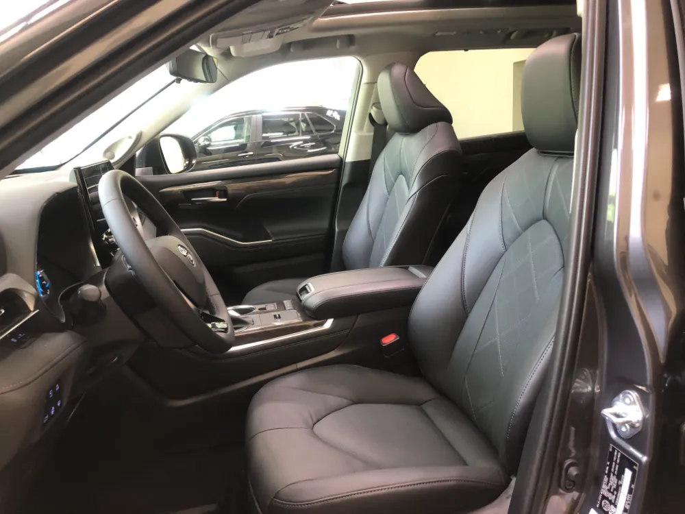 2021 toyota highlander platinum black leather seats 2