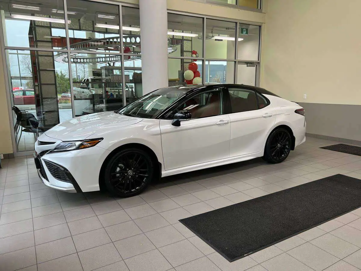 2022 camry hybrid xse wind chill pearl black roof