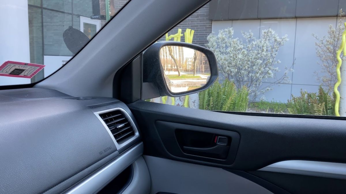 2022-toyota-highlander-side-mirror