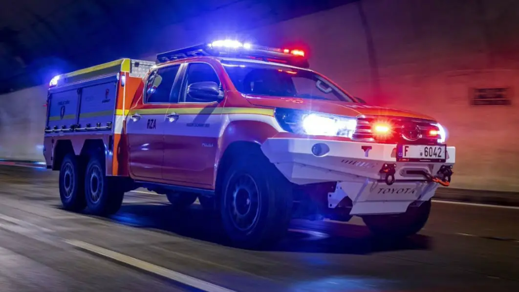 toyota-hilux-6×6-fire-truck-was-built-to-fight-ev-fires